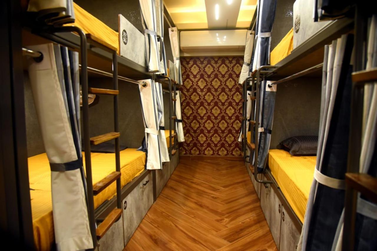 Charyana Hotel Ac Dormitory Ahmedabad Eksteriør bilde