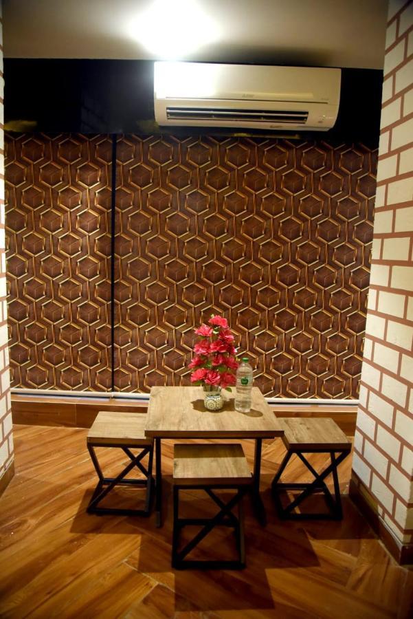 Charyana Hotel Ac Dormitory Ahmedabad Eksteriør bilde