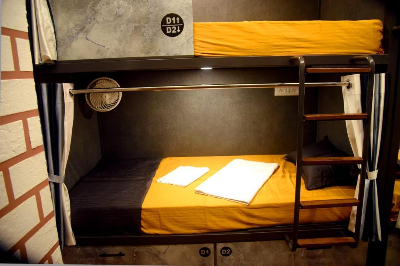 Charyana Hotel Ac Dormitory Ahmedabad Eksteriør bilde