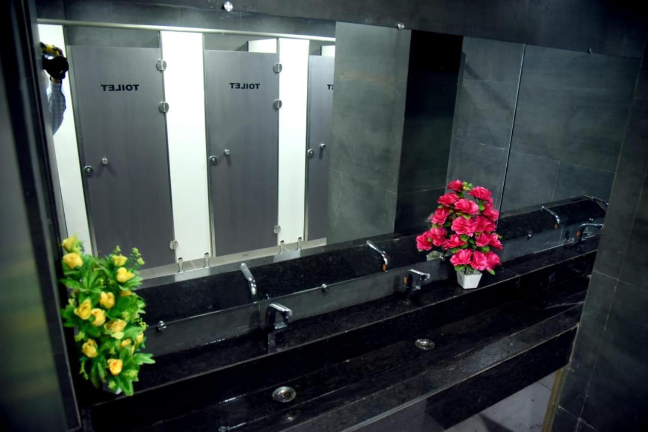 Charyana Hotel Ac Dormitory Ahmedabad Eksteriør bilde