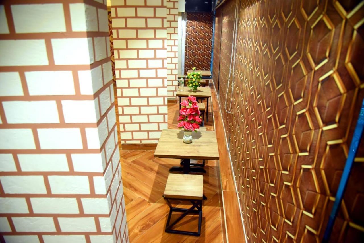 Charyana Hotel Ac Dormitory Ahmedabad Eksteriør bilde